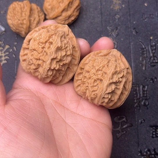 文玩核桃吊坠白狮子