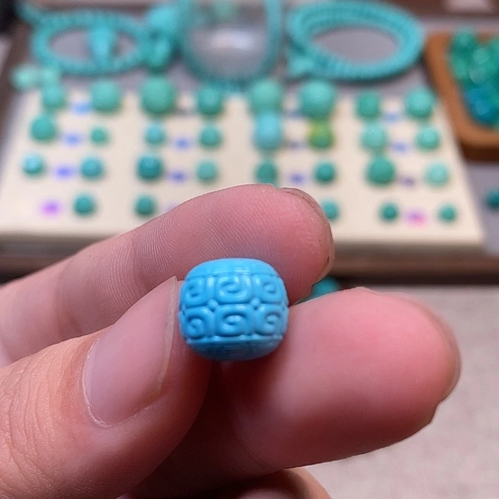 手工雕刻配饰，尺寸11