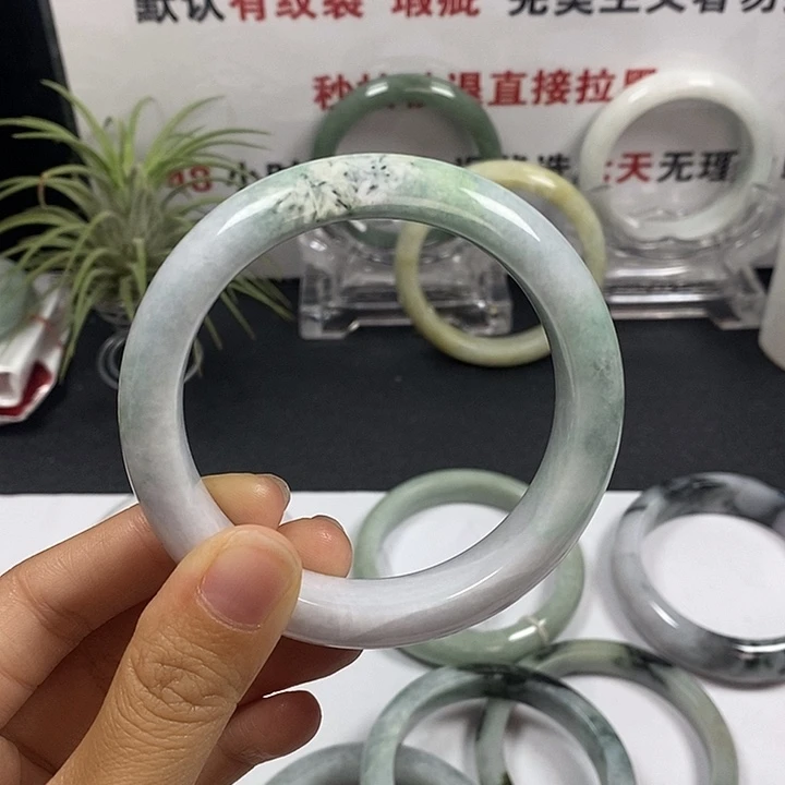 未镶嵌手镯翡翠40号。 57.9圈