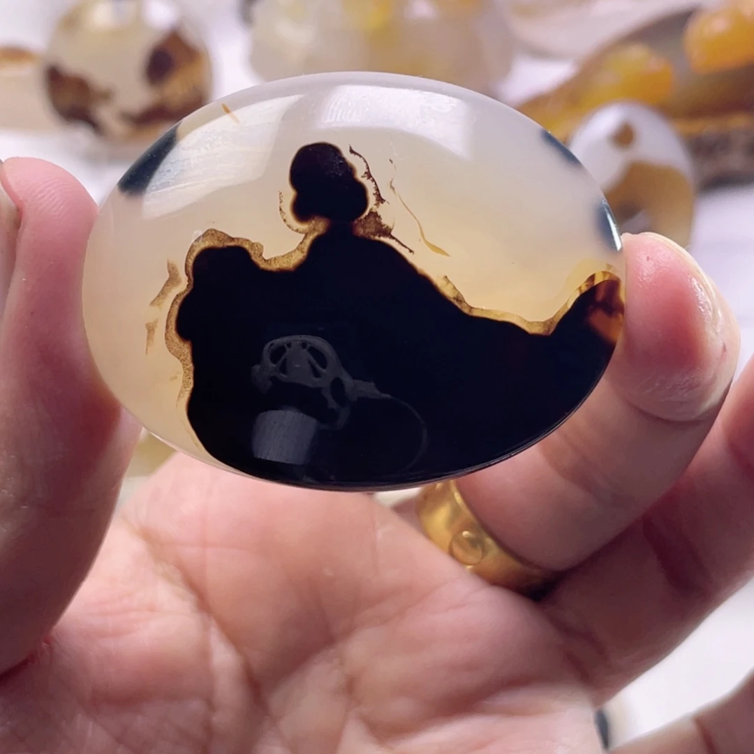 在***人玛瑙/玉髓未镶嵌珠宝奇石