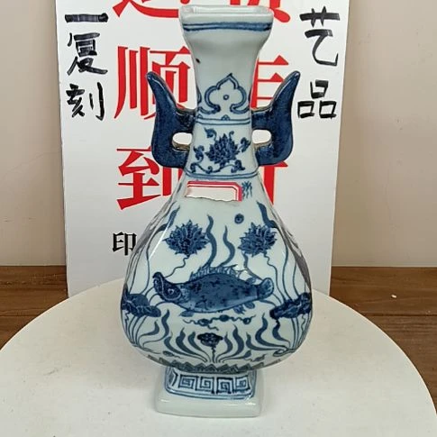 福***在摆件青花鱼藻纹方瓶