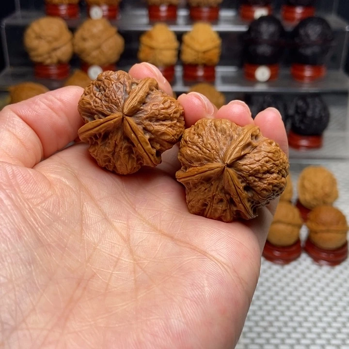 文玩核桃把件48小磐石三棱