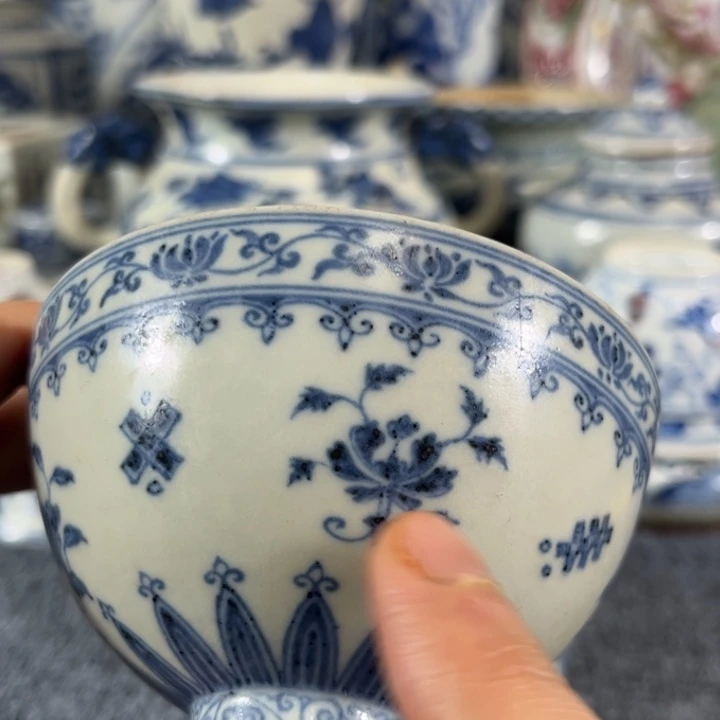 一对青花的小杯子张**?