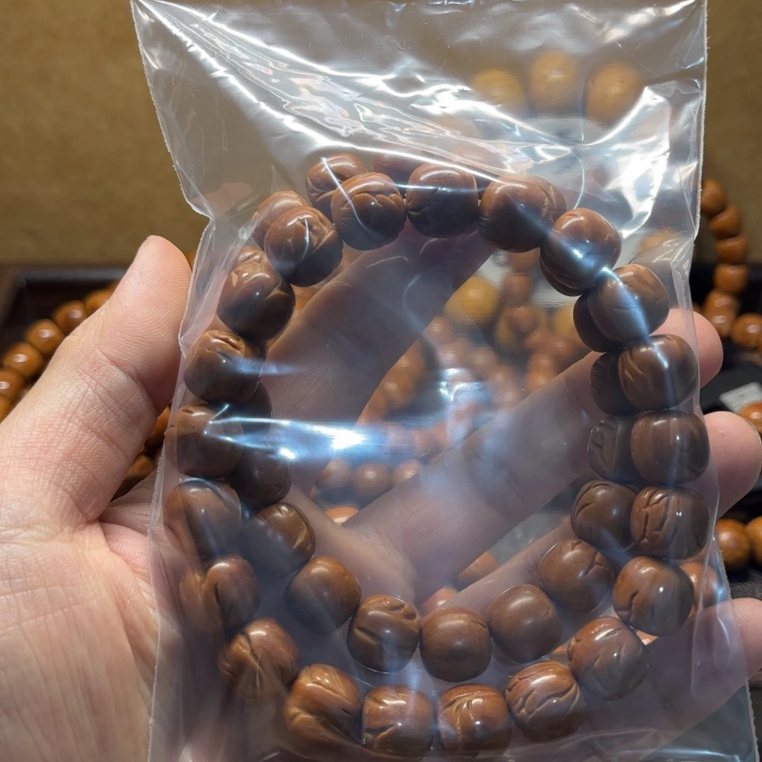 章*亿龙纹桃核，尺寸11.12