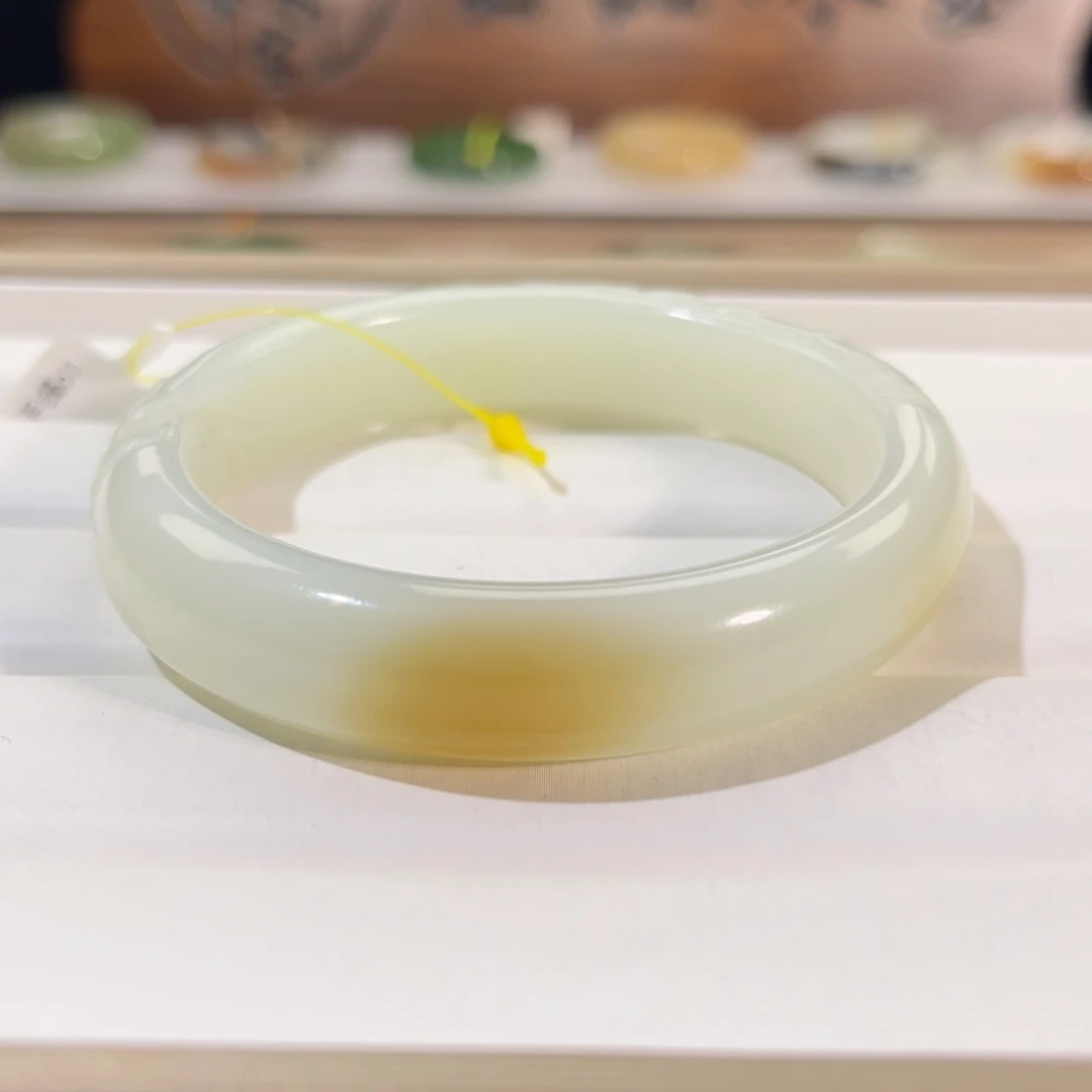 和田玉未镶嵌手镯糖白雕花