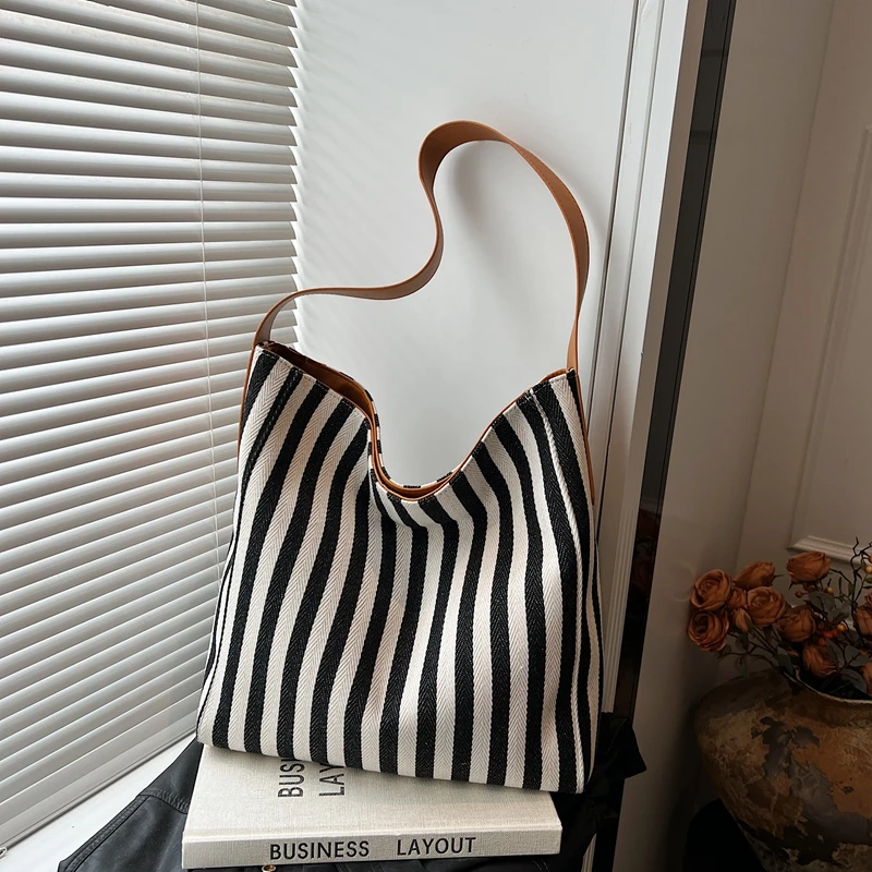 今年条纹大容量包女2025新款潮四季通勤托特包学院风休闲购物袋包