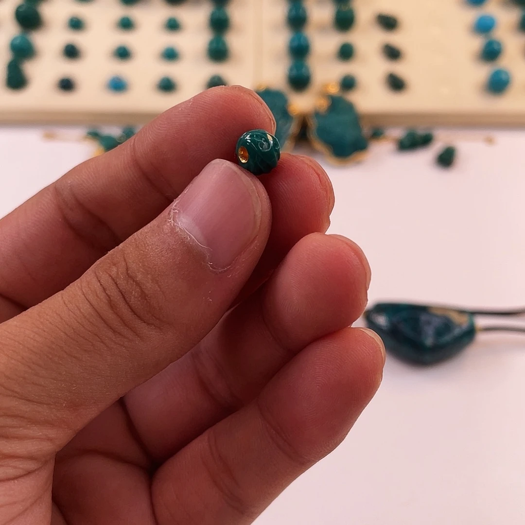 绿松石未镶嵌颈饰