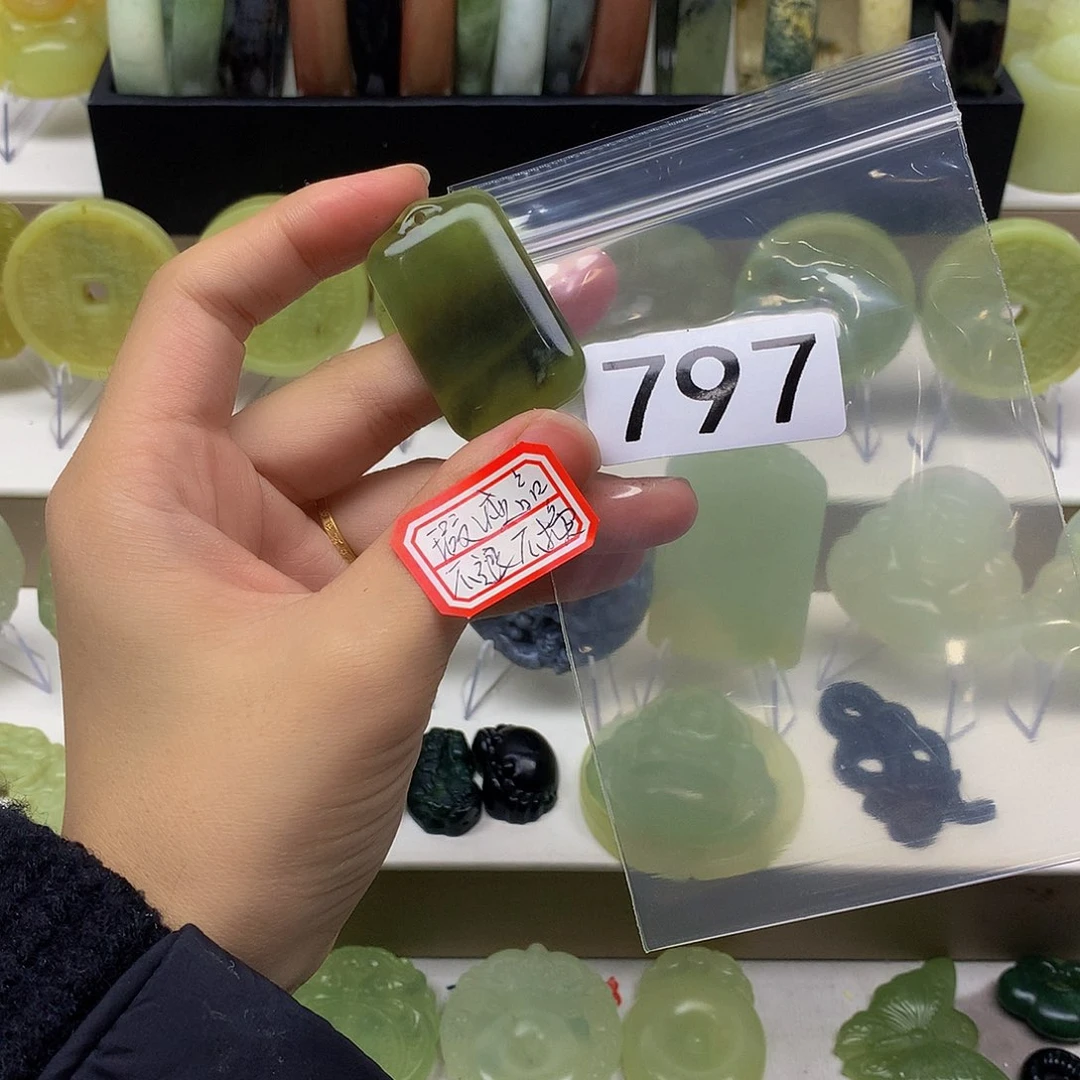 蛇纹石玉颈饰未镶嵌