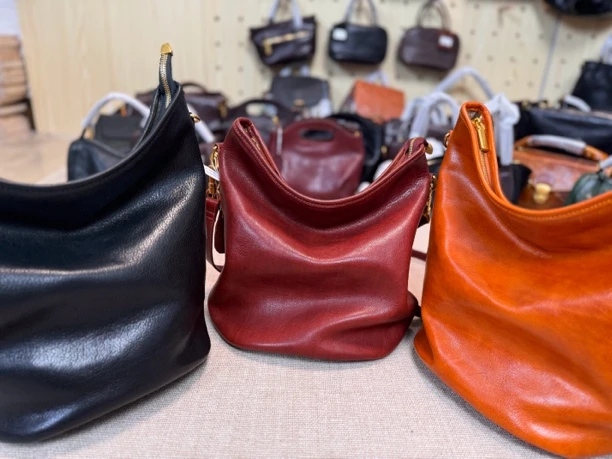 简约时尚百搭头层植鞣牛皮大水桶休闲包