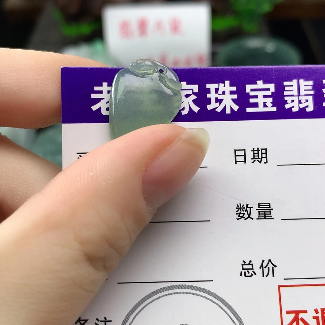 翡翠未镶嵌颈饰桃子
