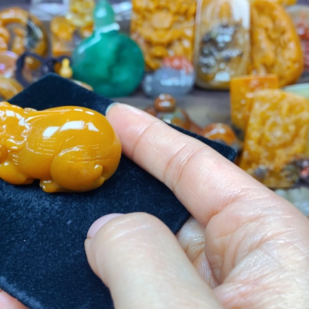 未镶嵌石英质玉（黄龙玉）颈饰