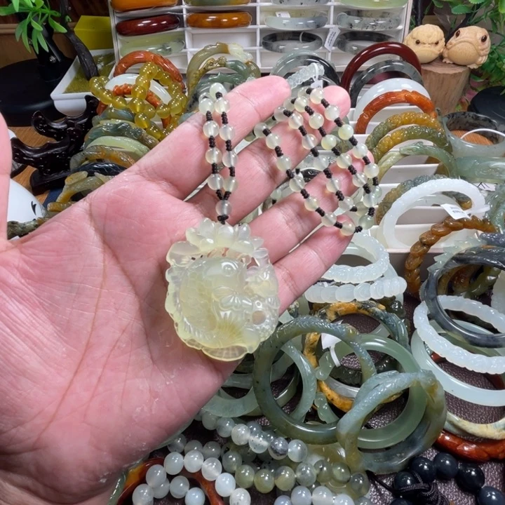 未镶嵌蛇纹石玉颈饰