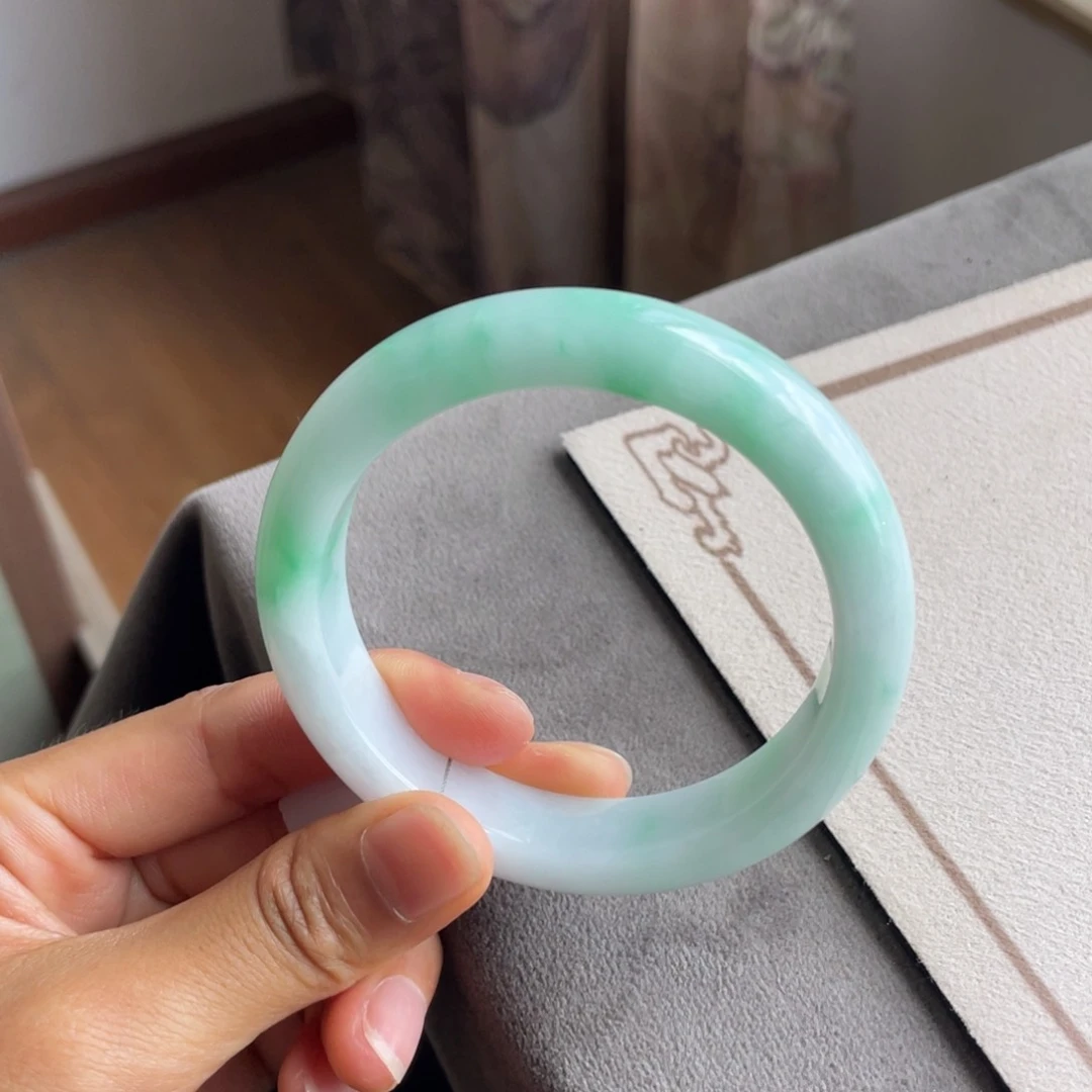 翡翠手镯未镶嵌白底青