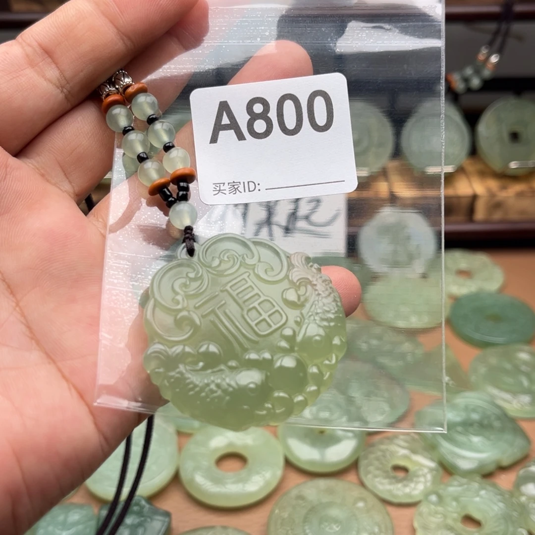 自***遥未镶嵌蛇纹石玉颈饰