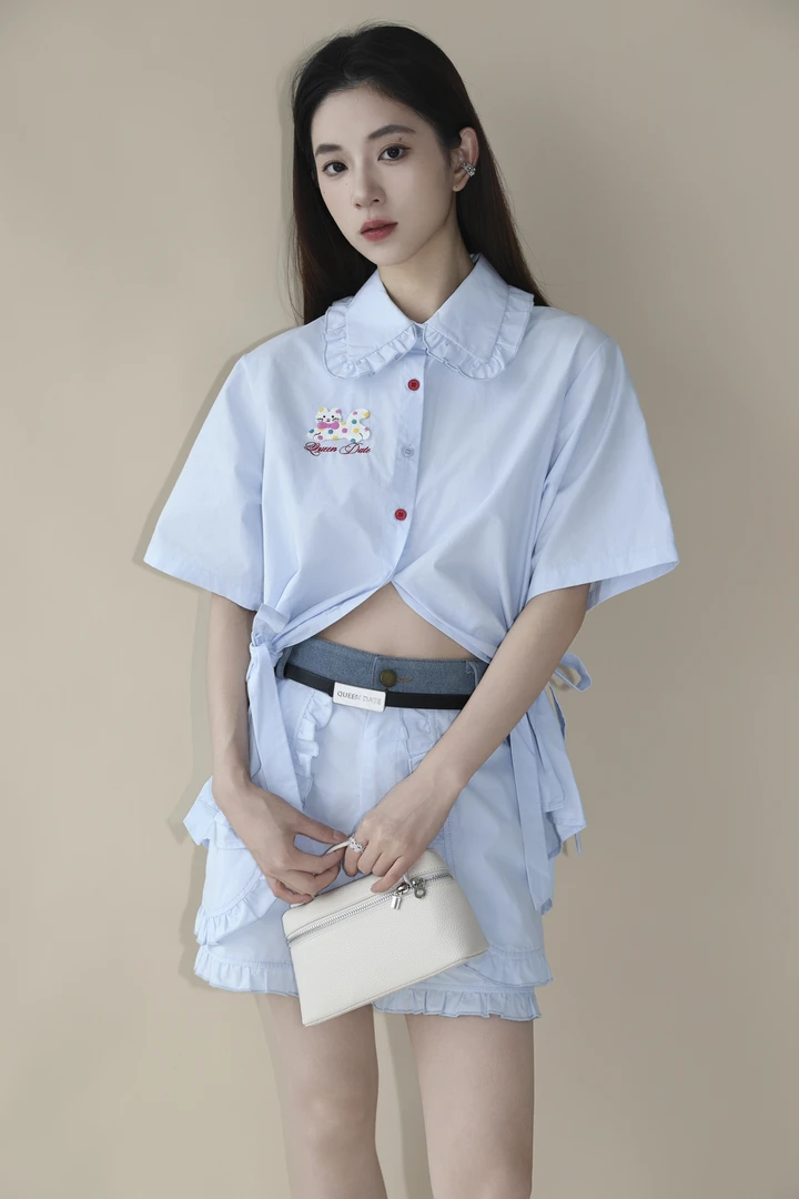 QUEEN DATE蓝色刺绣绑带蝴蝶结衬衣+牛仔拼接蓝色木耳边短裤