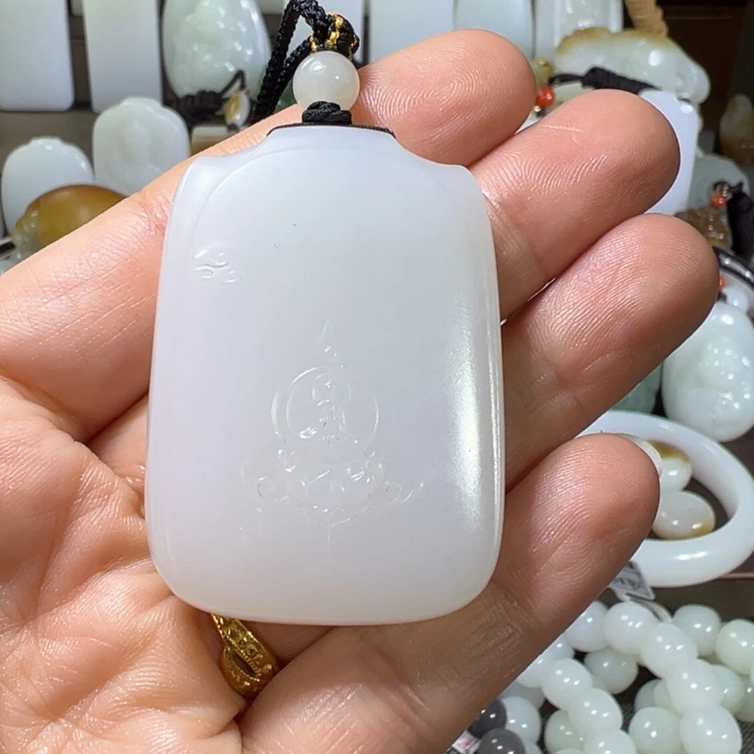 和田玉颈饰未镶嵌山**人