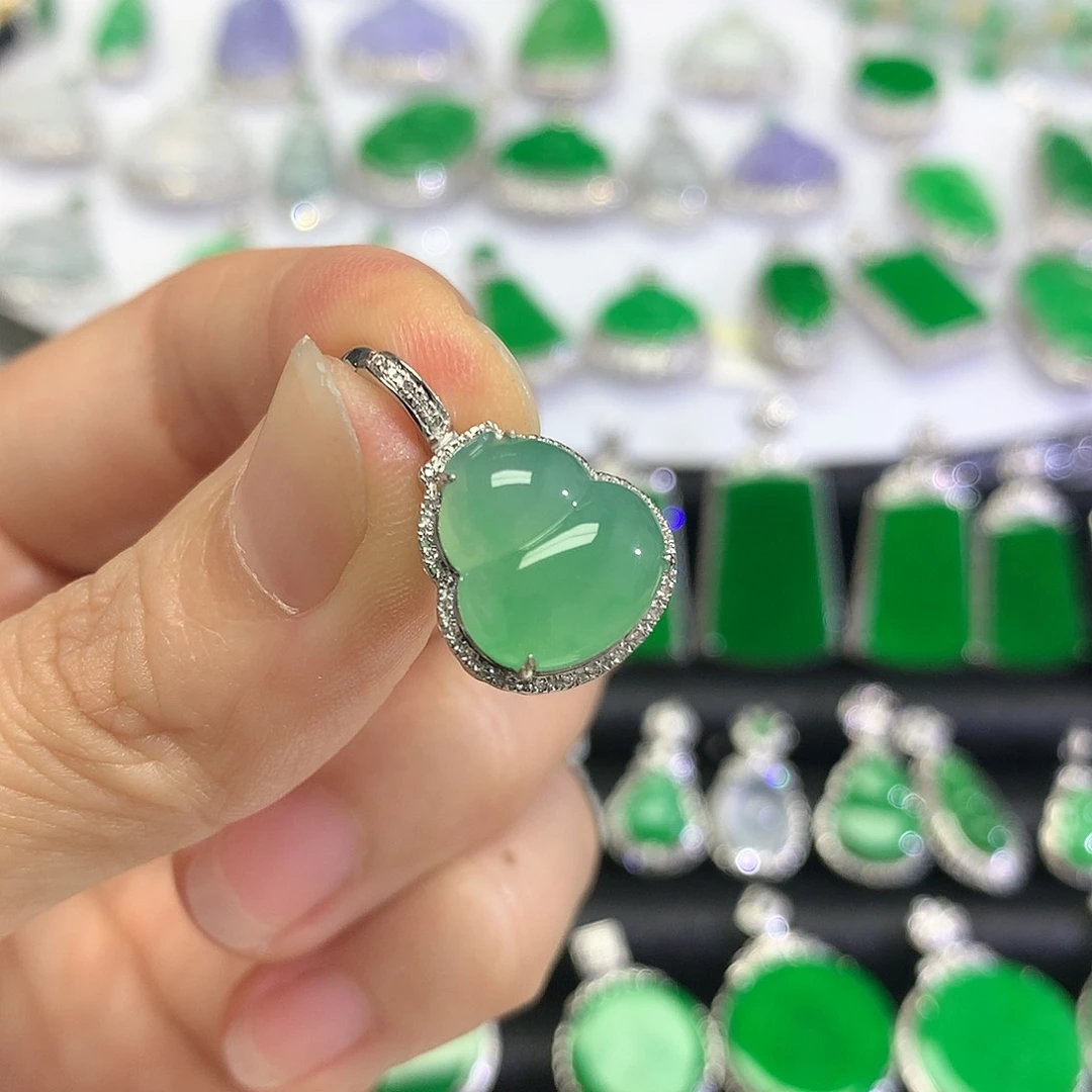 颈饰18K金镶嵌翡翠吊坠