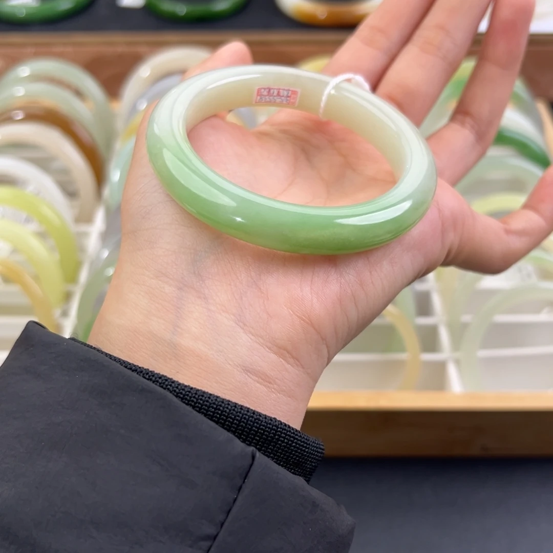 和田玉未镶嵌手镯