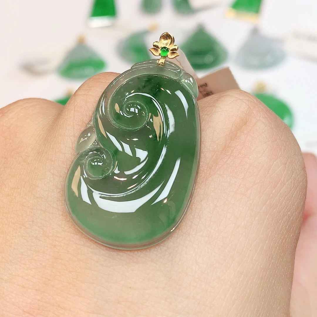 翡翠18K金镶嵌颈饰