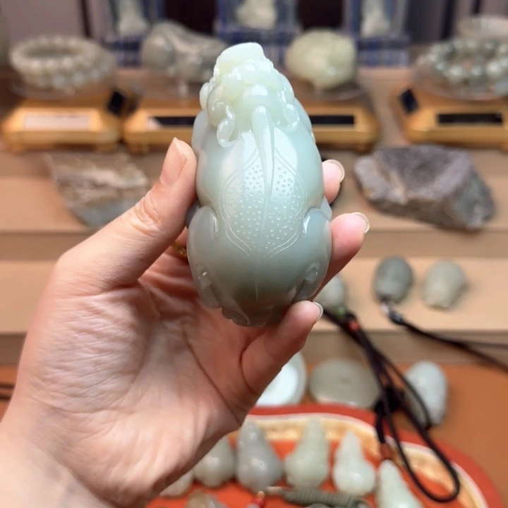 和田玉（糖玉）摆件未镶嵌且末蓝240克