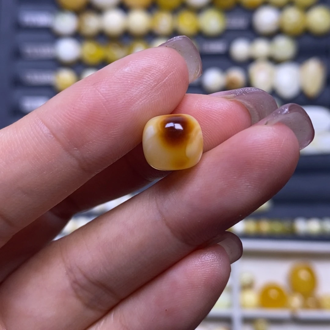 蜜蜡未镶嵌珠宝奇石俏色瓷白妖花老型10.1*9.1mm