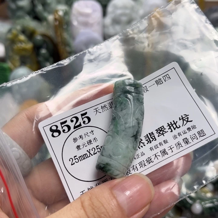 翡翠未镶嵌颈饰8525