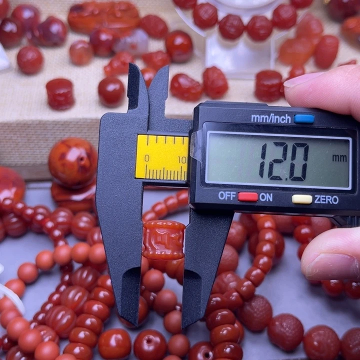 南红玛瑙未镶嵌颈饰六字真言