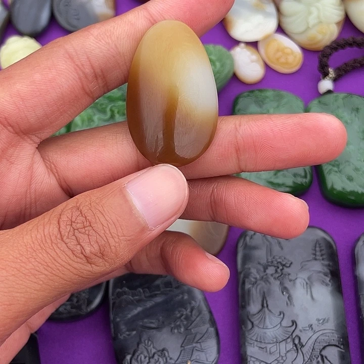 …***…和田玉未镶嵌手链