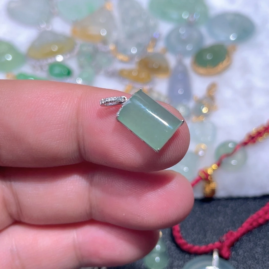 颈饰18K金镶嵌翡翠