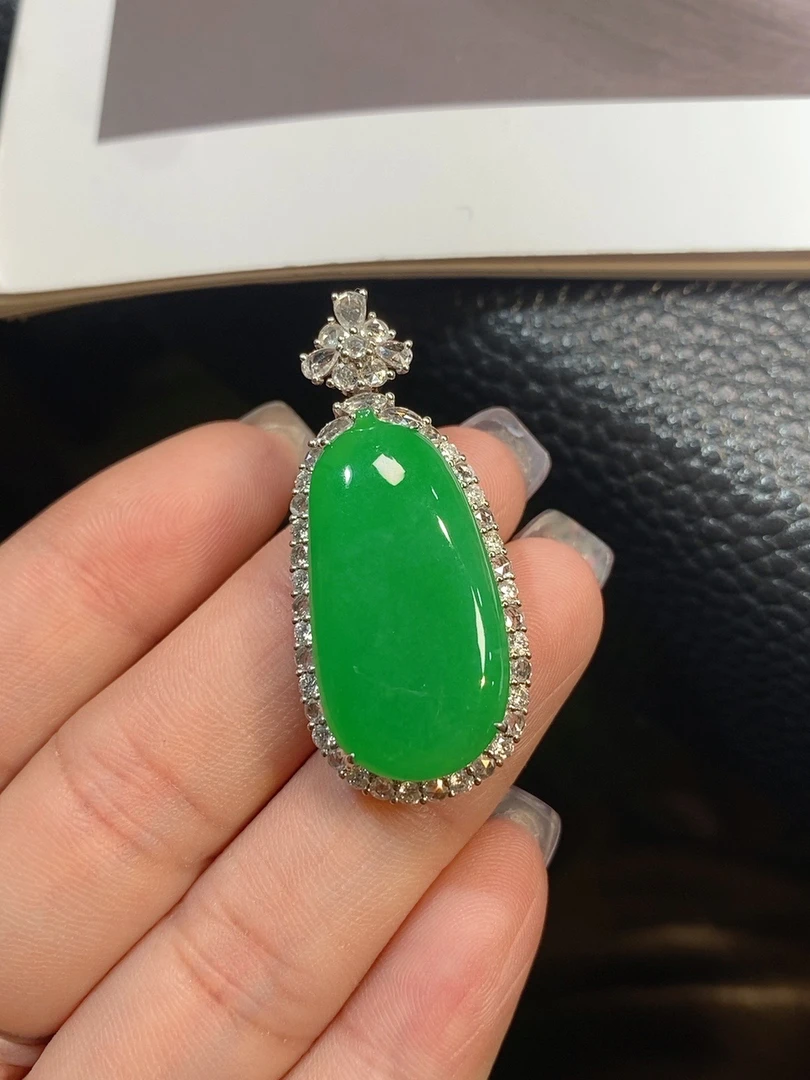 【拾玥珠宝】天然缅甸翡翠A货 阳绿福瓜吊坠