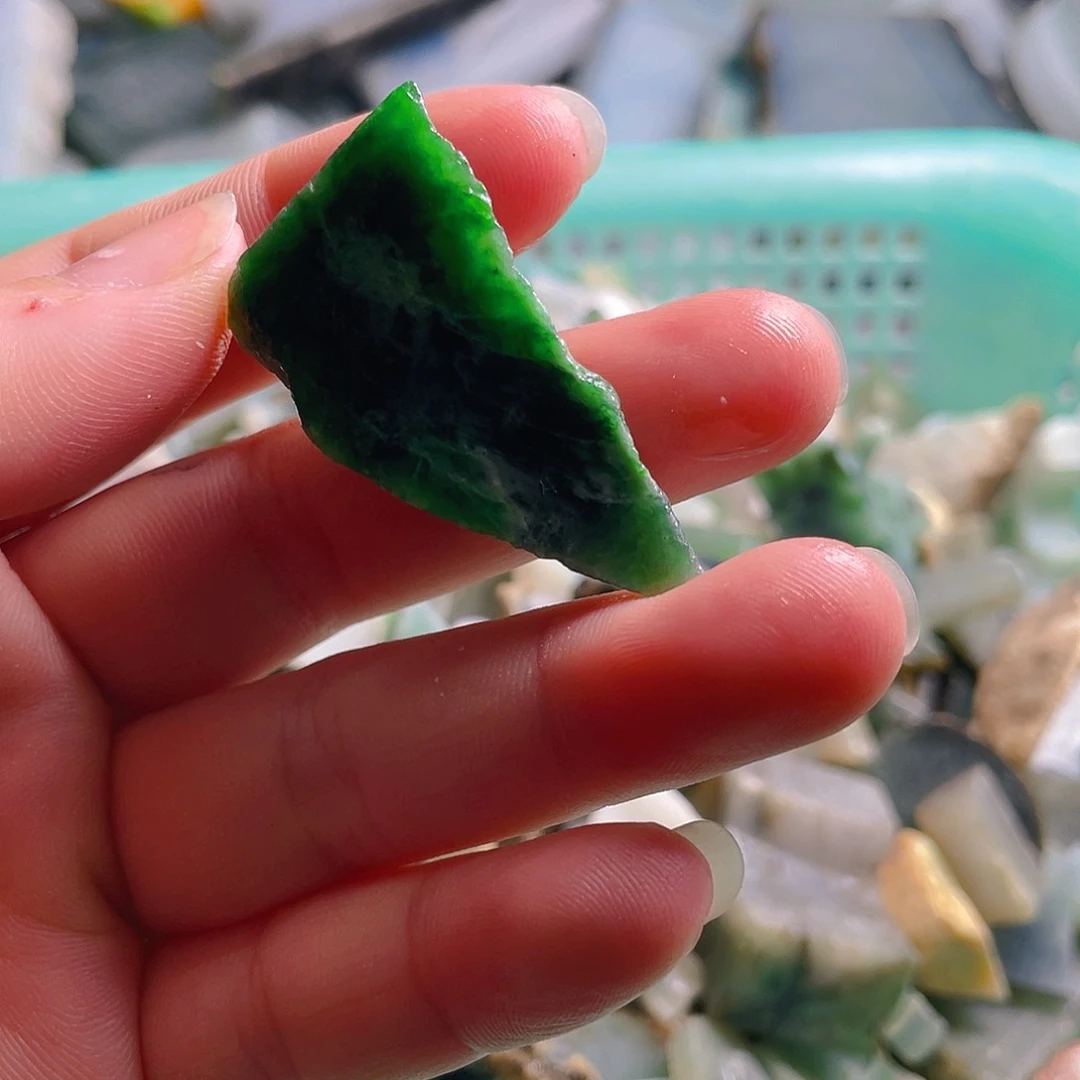 颈饰未镶嵌翡翠。