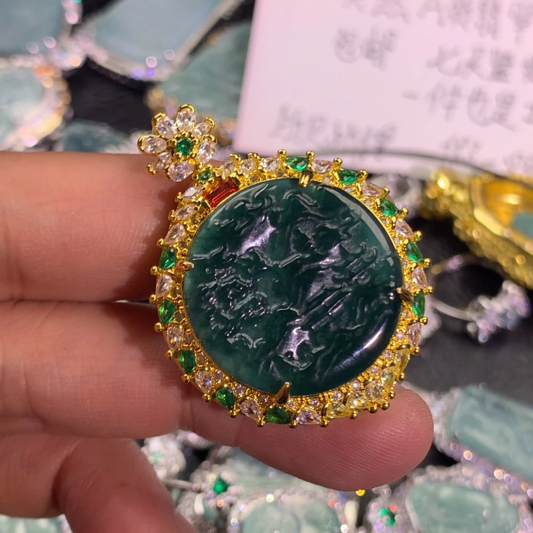 翡翠颈饰未镶嵌山水