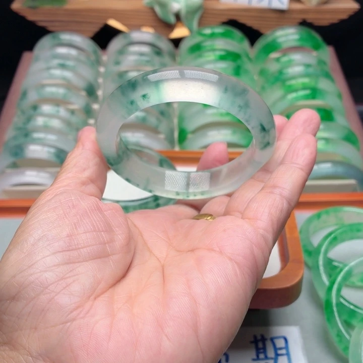 江***云石英质玉未镶嵌手镯