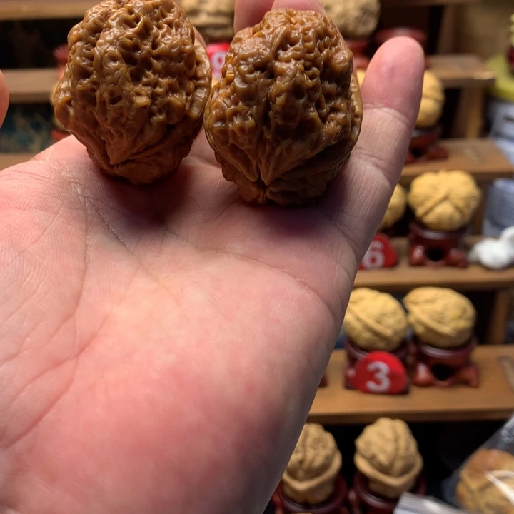 上***笑核桃云南铁核桃手把件