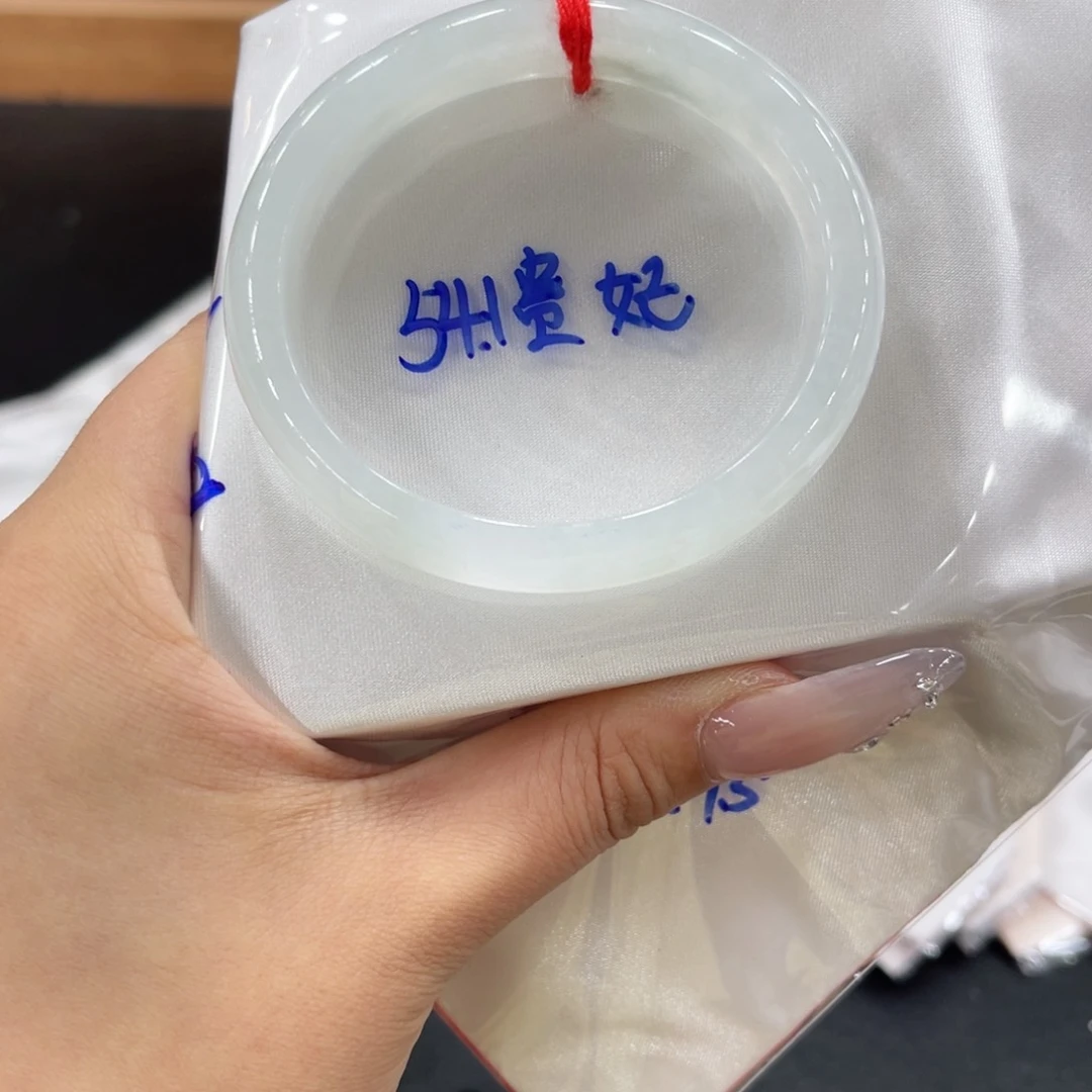 翡翠手镯未镶嵌翡翠