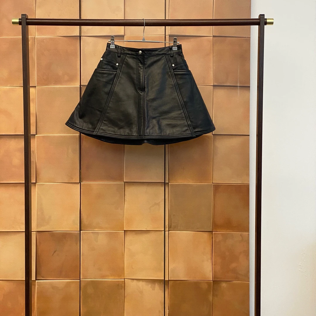 Balmain 黑色皮质银色图案铆钉装饰短裙/38码/99新/26967