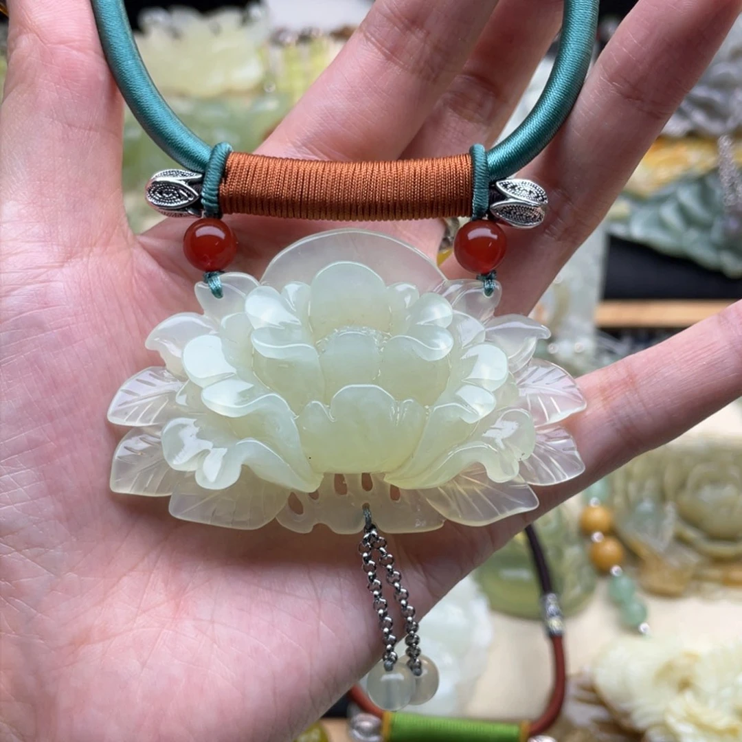 蛇纹石玉颈饰未镶嵌