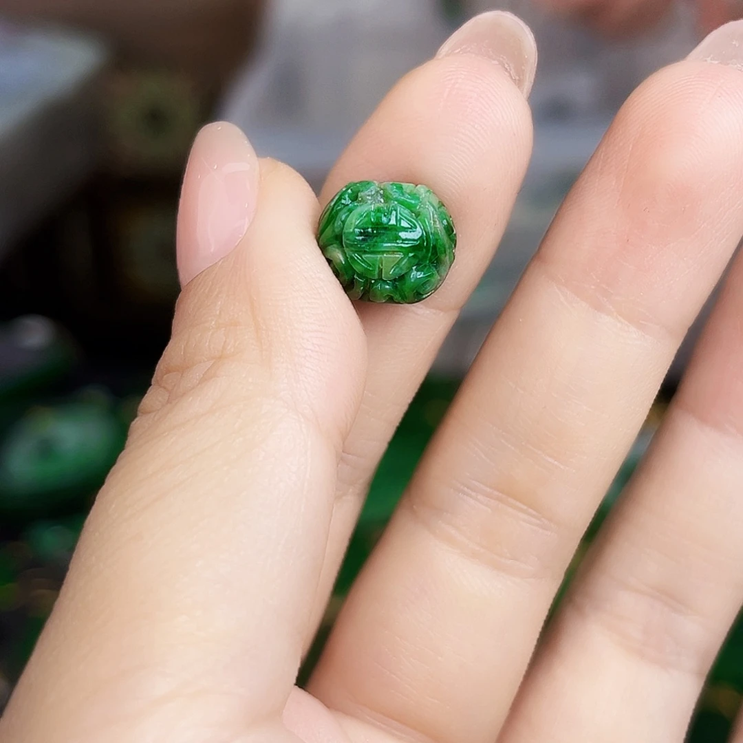 翡翠未镶嵌颈饰多样性