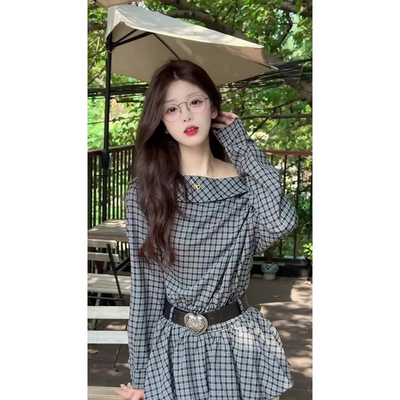 氛围感格纹复古斜肩长袖连衣裙女2025早秋新款气质韩系收腰衬衫裙