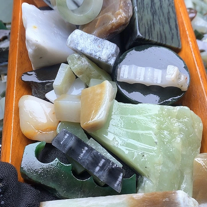 和田玉和田玉边角料未镶嵌大****)