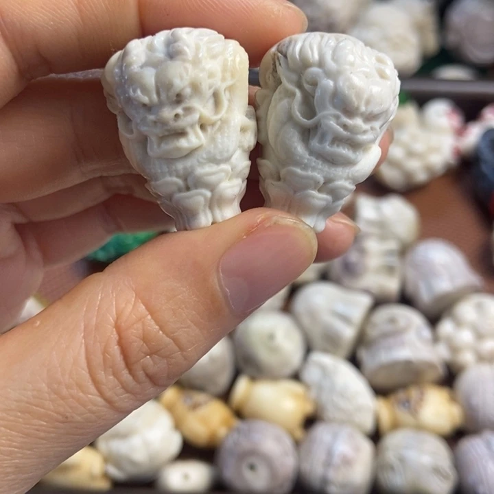 配饰鹿角雕刻一个出