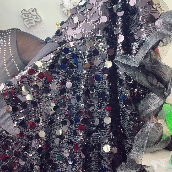 交谊舞和歌舞演出两