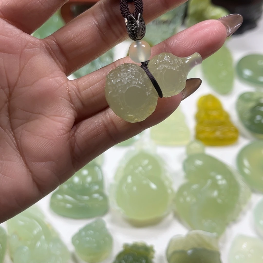 蛇纹石玉未镶嵌颈饰