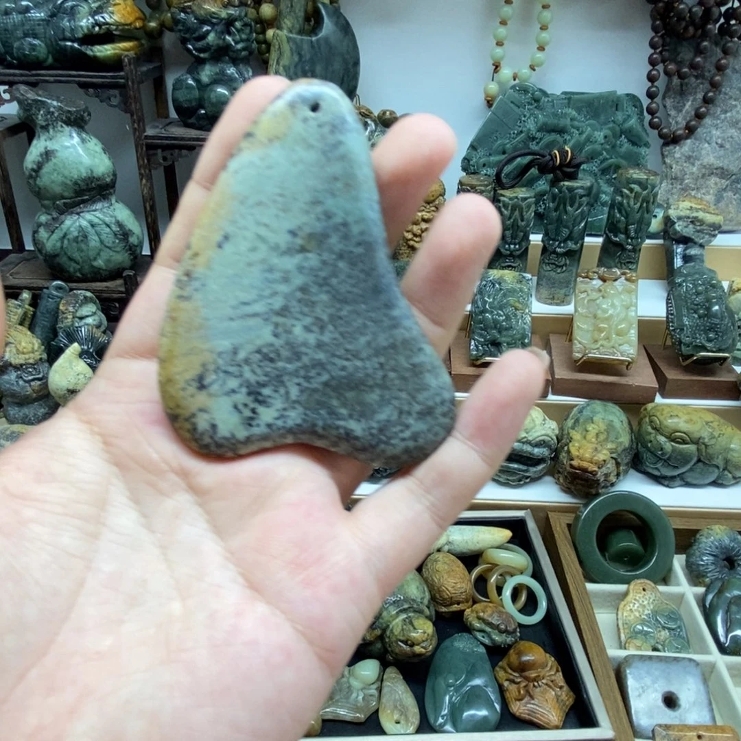 未镶嵌岫岩河磨玉（透闪石质玉）把件