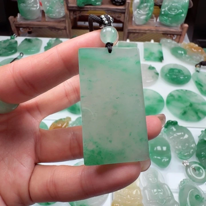 石英质玉未镶嵌颈饰