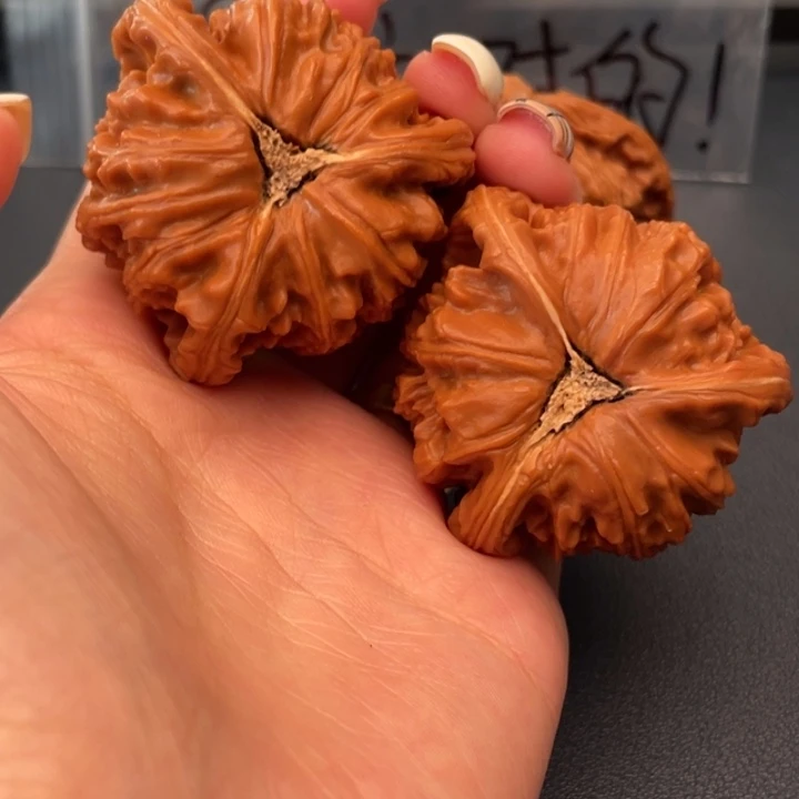 无***名文玩核桃吊坠白狮子