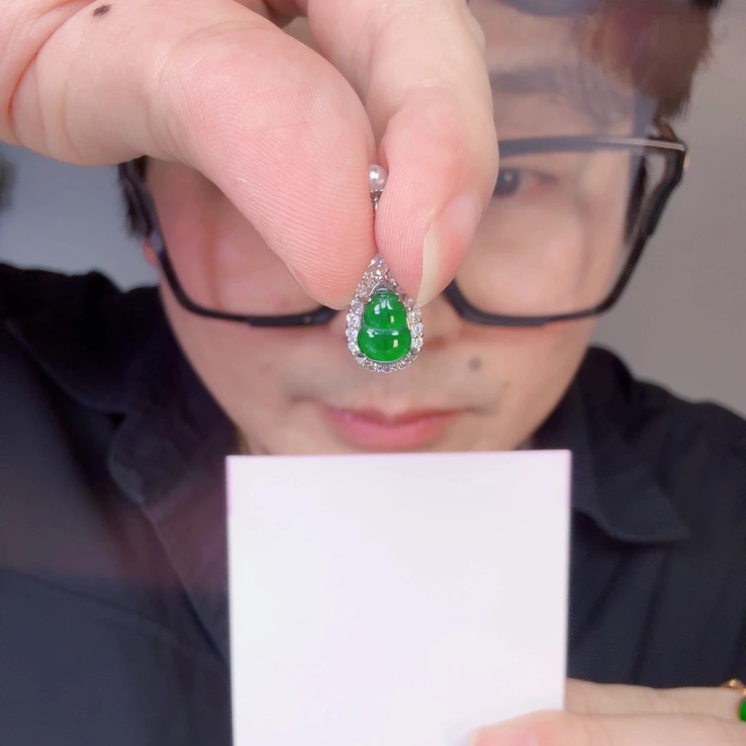 翡翠未镶嵌颈饰一件