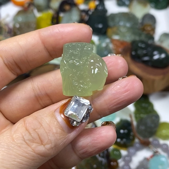 未镶嵌蛇纹石玉吊坠