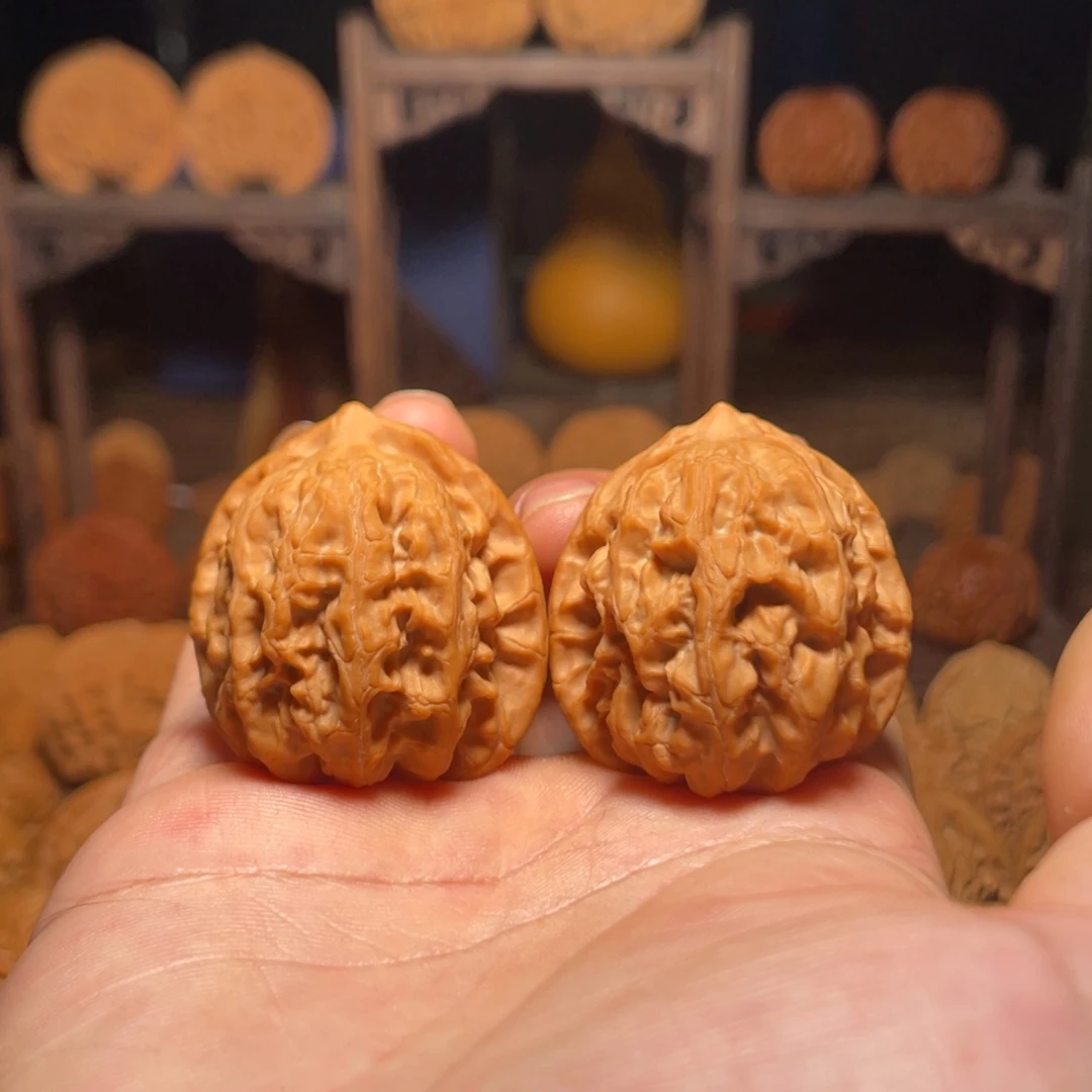 文玩核桃吊坠梨木台