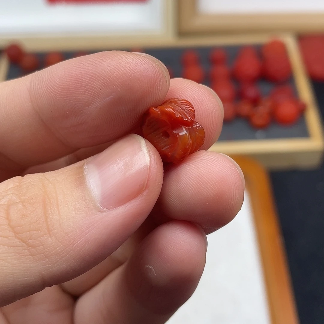 南红玛瑙21号瓦西牛血红卡12羽毛扣未镶嵌